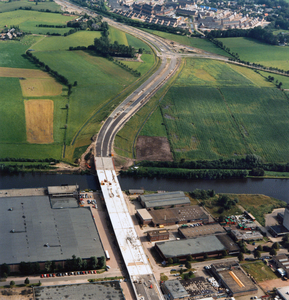 847270 Luchtfoto van de aanleg van de Drie Sluizenbrug over de Eem in de S04 (Radiumweg, de secundaire weg provinciale ...